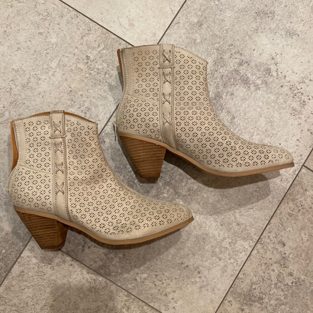 🐰beige suede booties